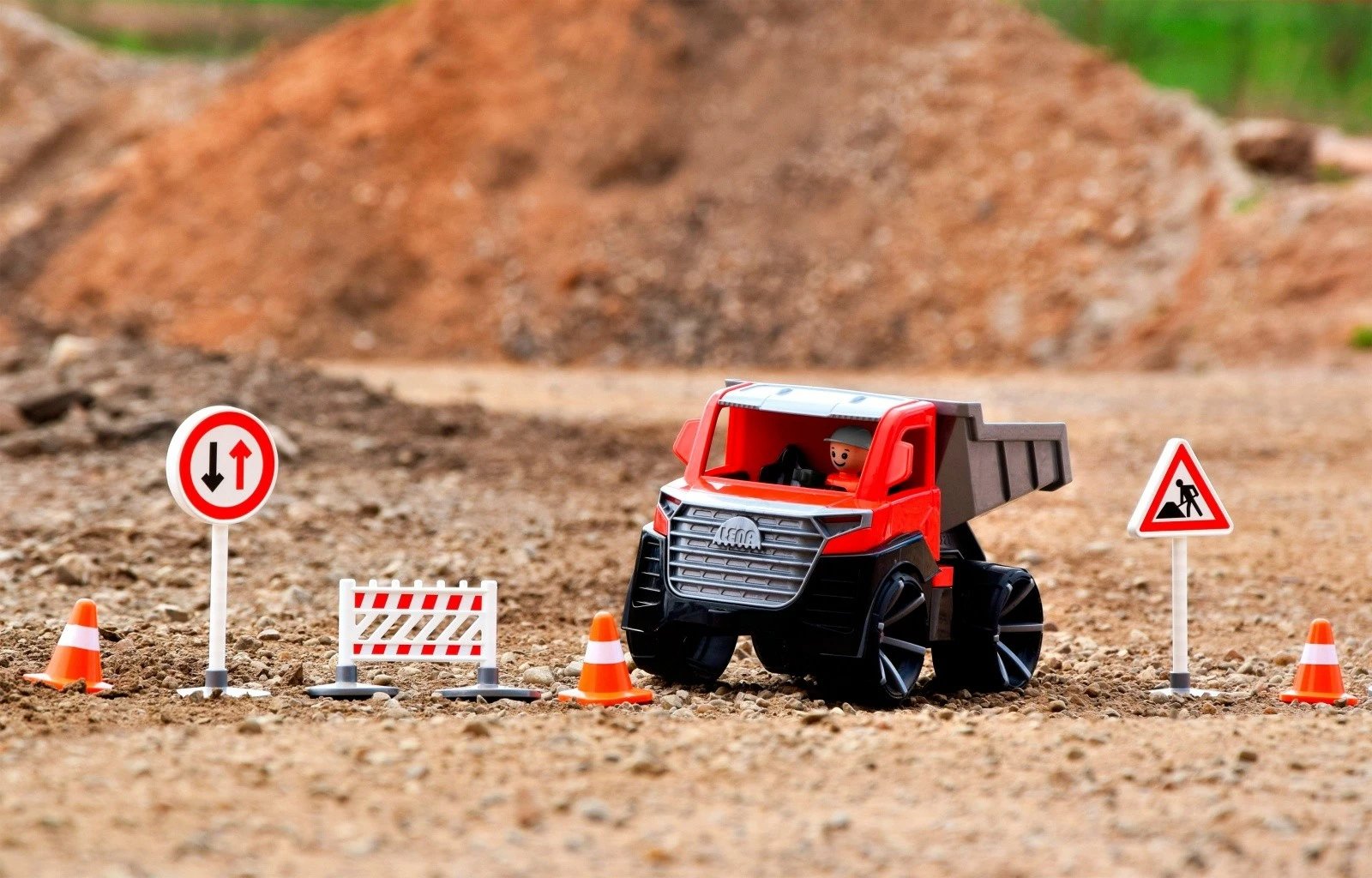 Kamion lodër Lena Truxx2, me figurë, 29 cm, Kuq/Gri/Zi