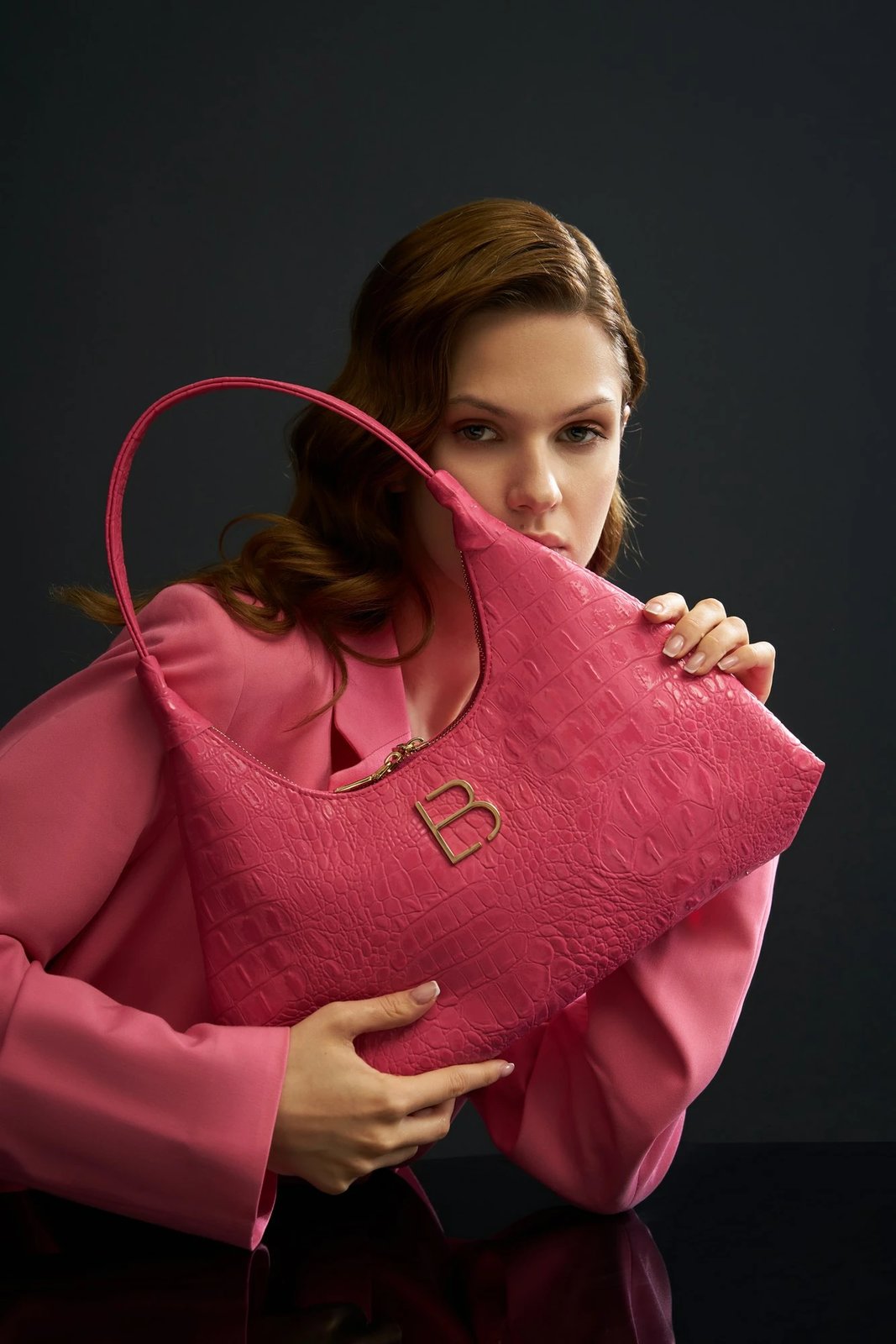 Çantë shpatull për femra, Lucky Bees, croco fuchsia, 505