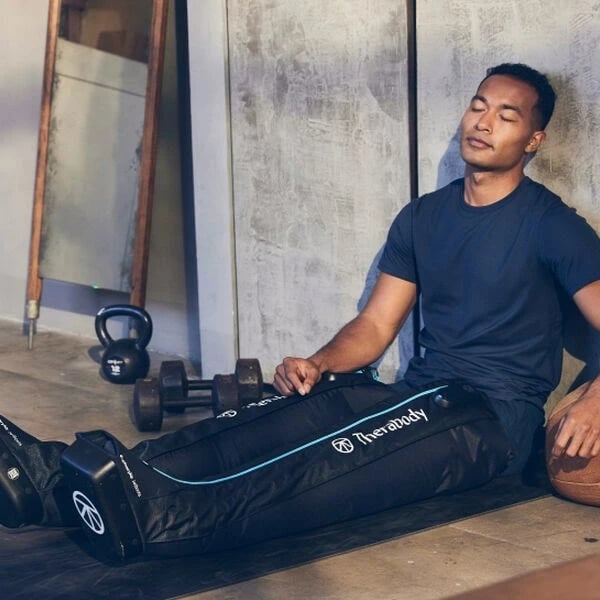 Masazhator Therabody RecoveryAir për këmbë, i zi