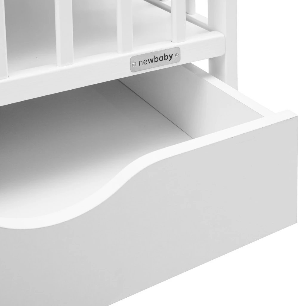 Krevat për bebe, New Baby, LILLY, 120x60 cm, dru pishe, 3 nivele rrjete, me sirtar, i bardhë