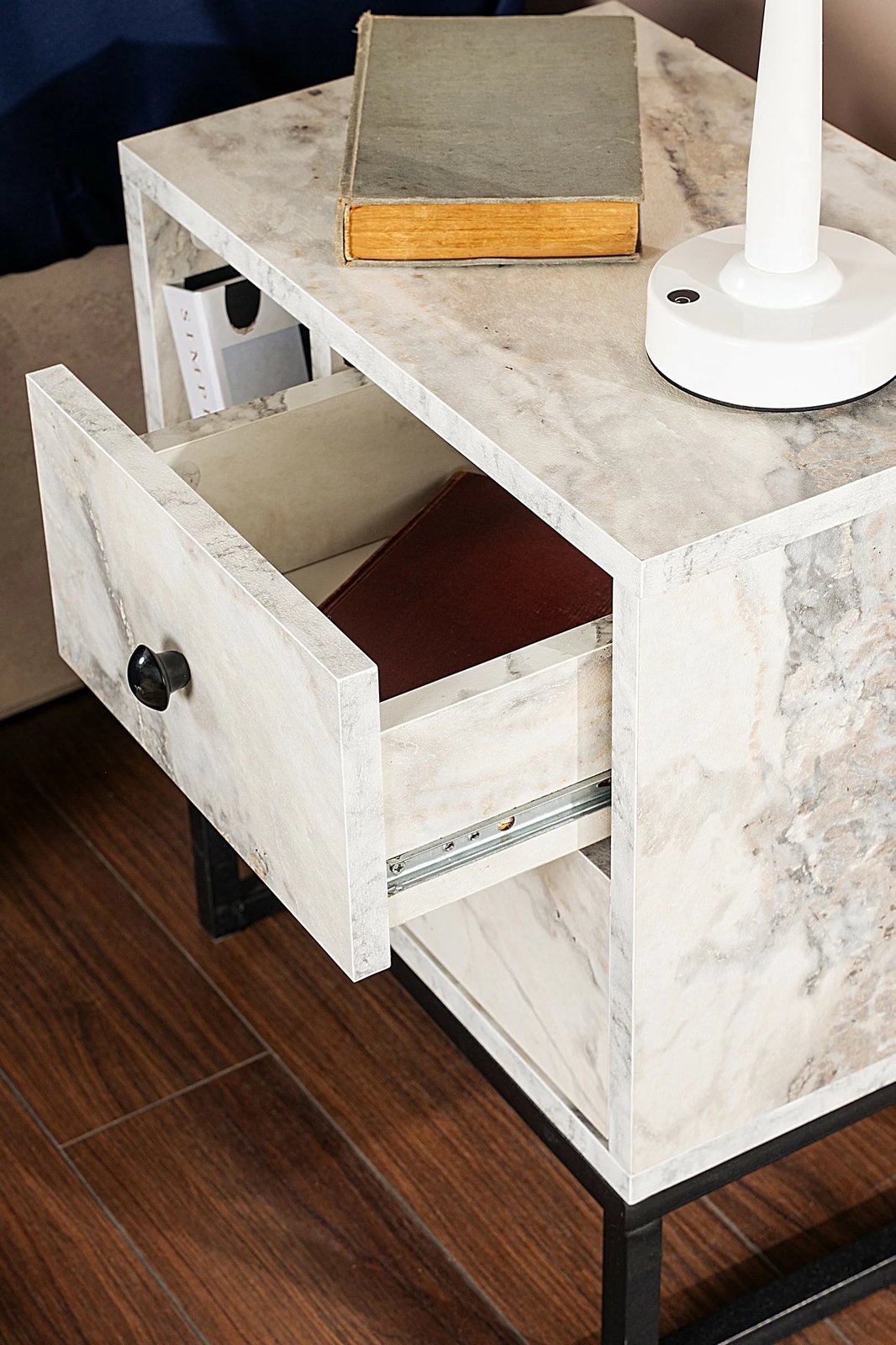 Komodinë Nordure, Freesia Marble, e zezë