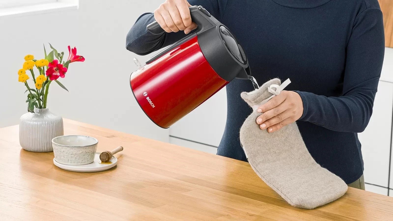 Vluese uji Bosch TWK7L464, 1.7L, 2400W, e kuqe