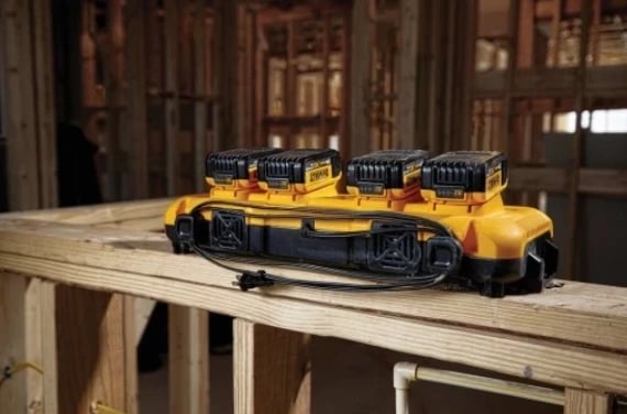 Ngarkues DeWalt DCB104 me 4 Porta XR 8A, ngjyrë e verdhë Ngarkues DeWalt DCB104 me 4 Porta XR 8A, ngjyrë e verdhë