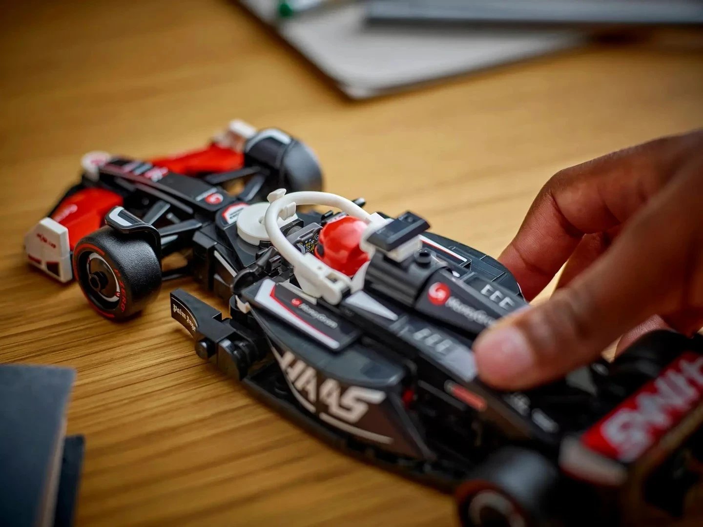 Set LEGO Speed Champions MoneyGram Haas F1 Team VF-24, 77250, 242 pjesë, me minifigurë