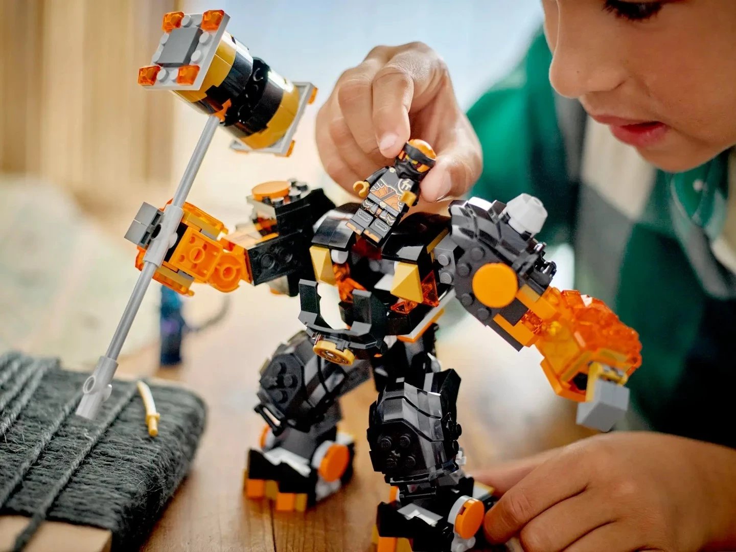 Set LEGO NINJAGO Cole's Elemental Earth Mech 71806, me 2 minifigura