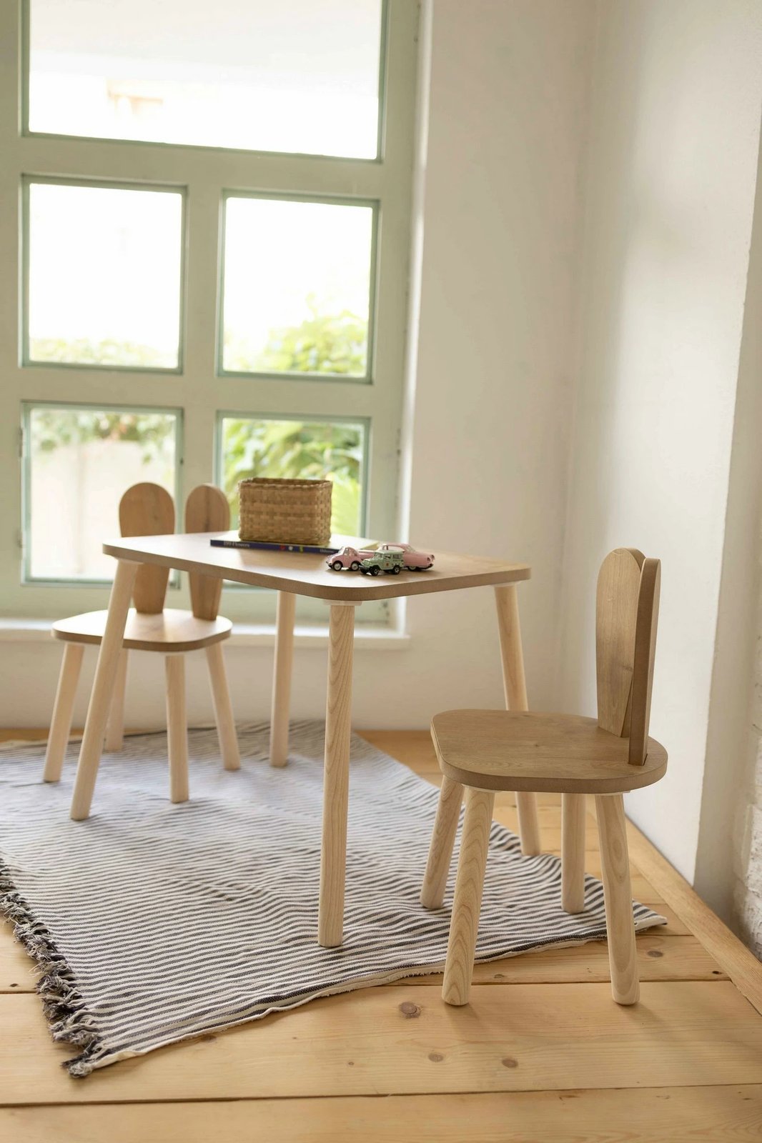 Set tavoline për fëmijë Hanah Home, dy karrige Bunny, ngjyrë kafe