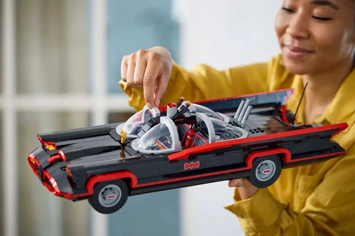 Set LEGO Batman 76328 Batmobile nga Seriali Klasik TV