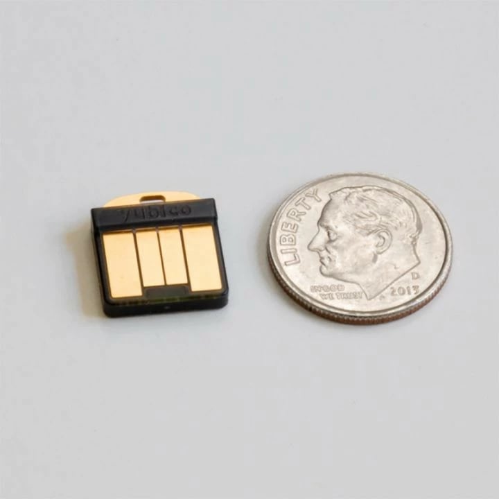Çelës sigurie Yubico YubiKey 5 Nano, USB-A, i zi, i artë