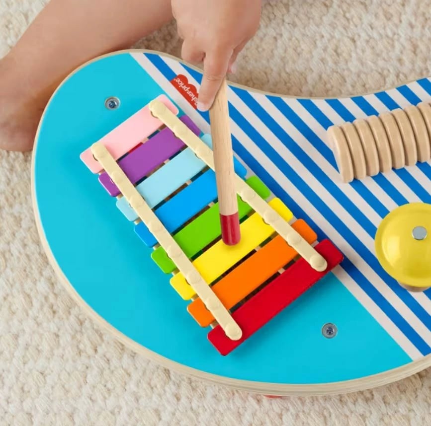 Tavolinë muzikore prej druri Fisher Price HXT91, shumëngjyrëshe, me 2 shkopinj