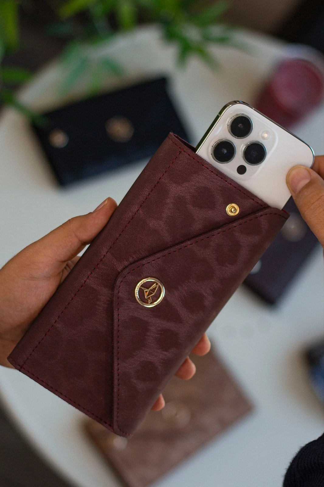 Portofol grash, ngjyrë e kuqe e errët, leopard, Zoozie Bags, stil zarf