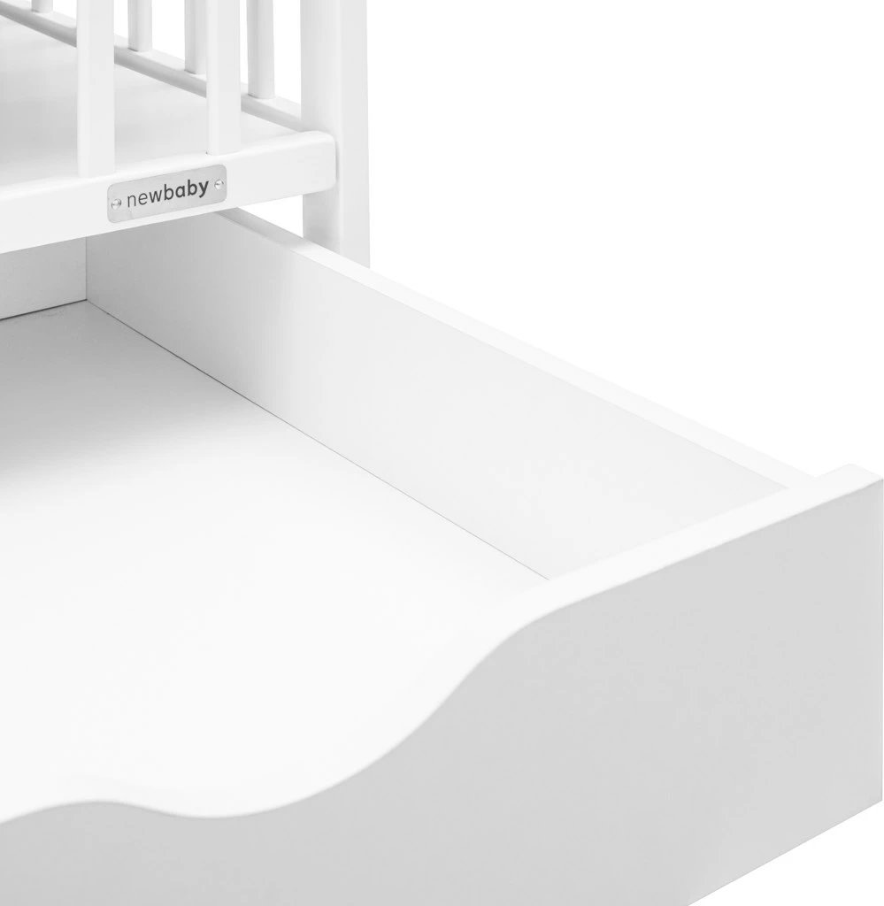 Krevat për bebe, New Baby, LILLY, 120x60 cm, dru pishe, 3 nivele rrjete, me sirtar, i bardhë