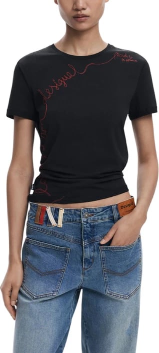 Maicë Desigual femra e zezë