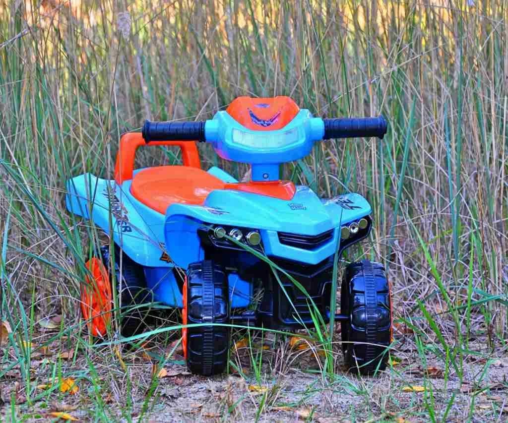 Katër-rrotësh lodër për fëmijë Milly Mally Monster Military me timon interaktiv dhe tinguj, nga 12m+, ngarkesë 25 kg, jeshile