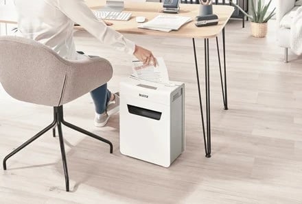 Shredder LEITZ IQ Protect Premium 8X, P4, 8 fletë, shportë 14 l, e bardhë