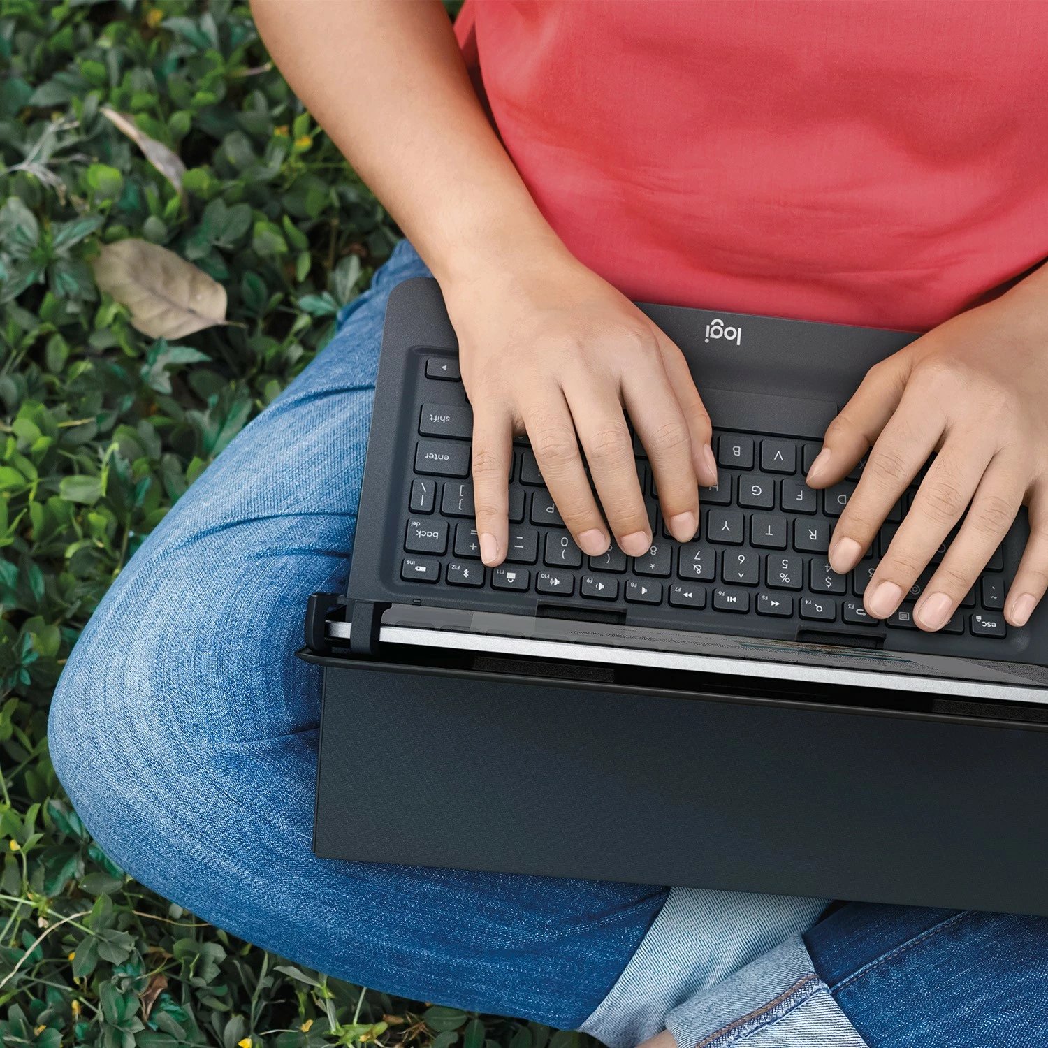 Mbështjellës me tastierë Logitech Universal Folio për tablet 9-10 inç, QWERTY, spanjisht, i zi