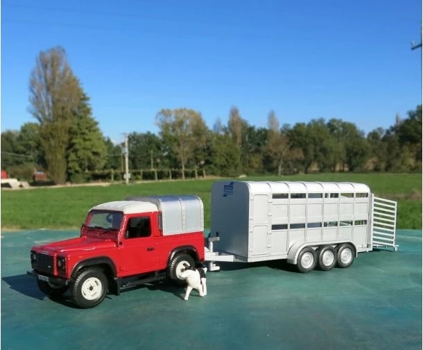 Lodër makinë TOMY Land Rover Defender 90 me canopy, e zezë
