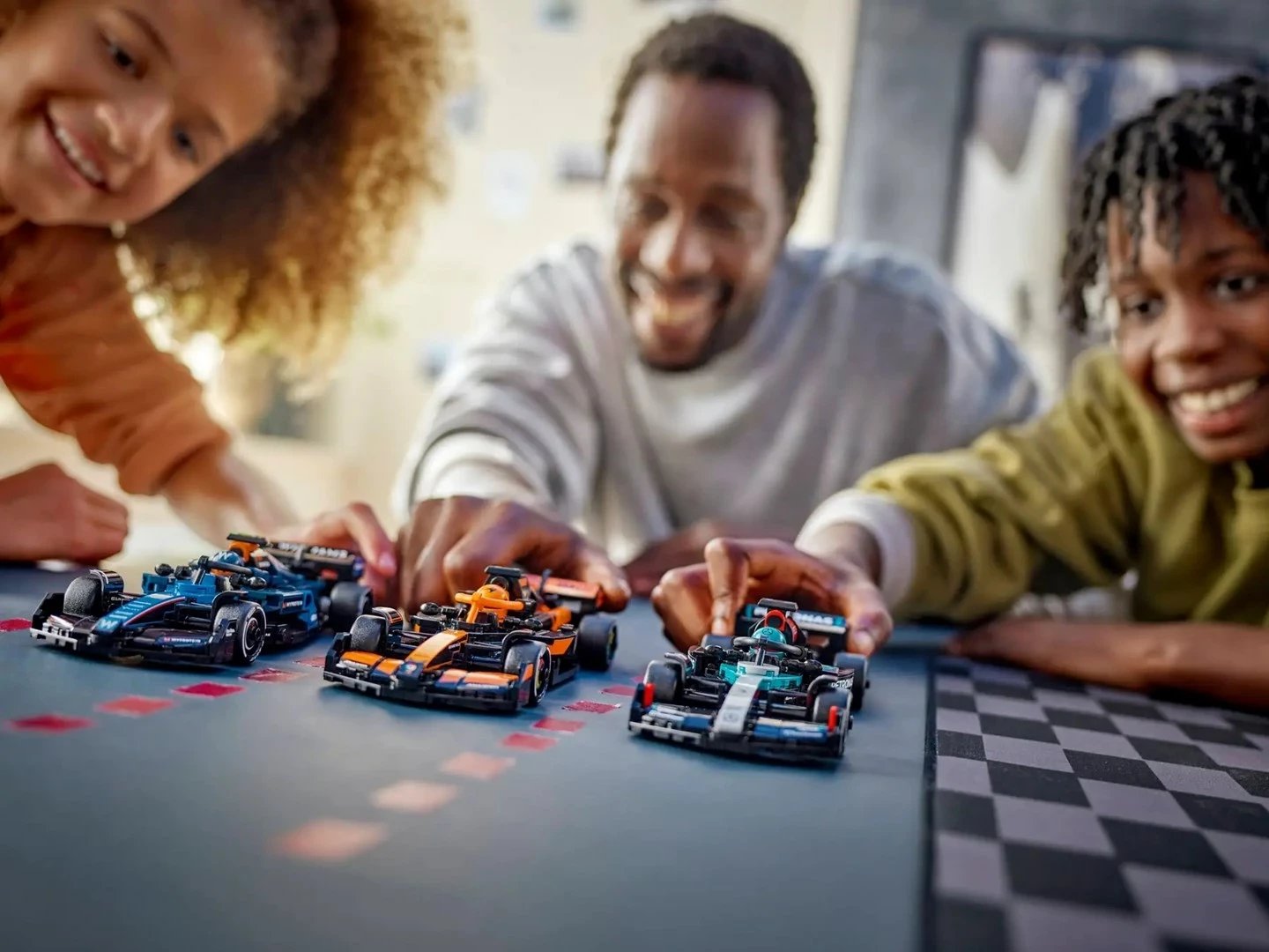 Set LEGO Speed Champions Mercedes-AMG F1 W15, 77244, 267 pjesë, me minifigurë