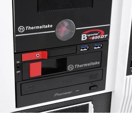 Paneli i bay për disk Thermaltake ST0026Z, 2.5/3.5", Bezel i zi dhe i kuq Paneli i bay për disk Thermaltake ST0026Z, 2.5/3.5", Bezel i zi dhe i kuq