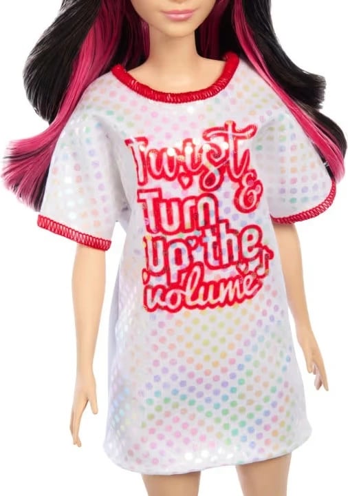 Kukull Barbie Fashionistas Mattel HRH12 me fustan të bardhë, flokë të zinj me vija rozë