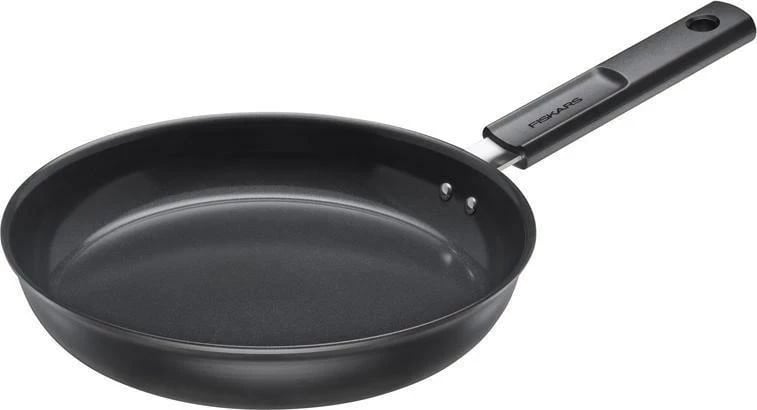 Tigan Fiskars 24 cm me veshje jo-ngjitëse, i zi