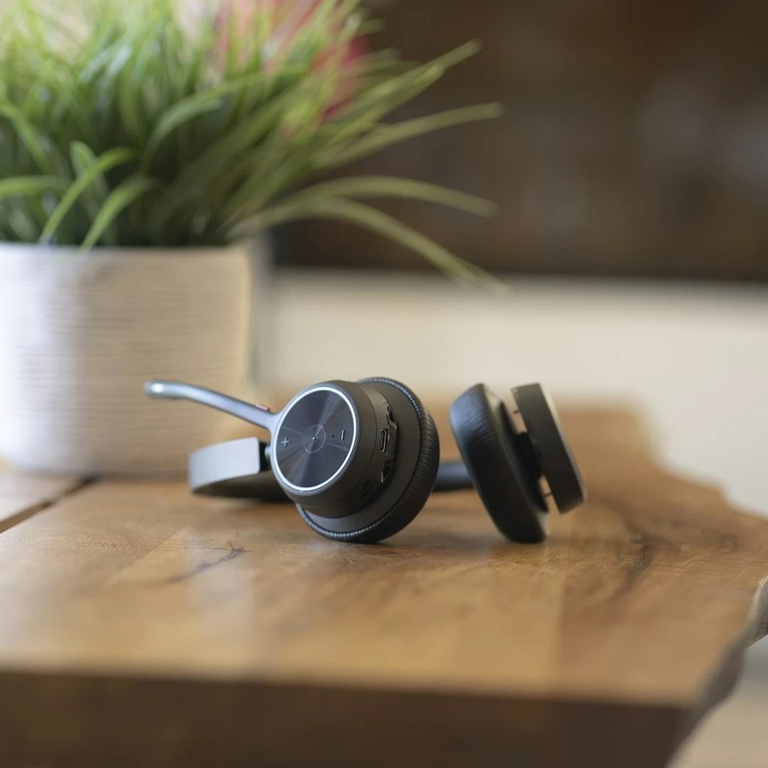 Kufje POLY Voyager 4320-M me mikrofon, wireless, BT700 dongle, USB-A në USB-C, e zezë