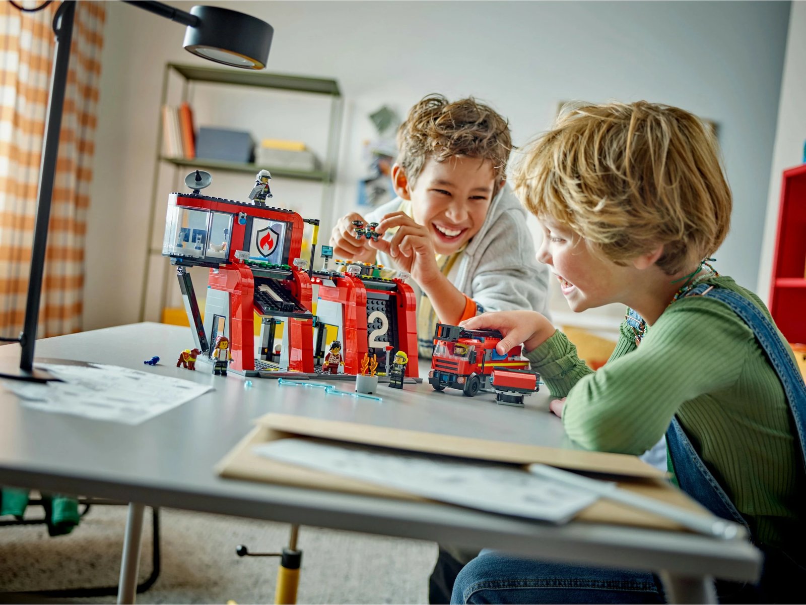 Set ndërtimi LEGO City 60414, stacion zjarri me kamion, 843 pjesë, shumëngjyrësh Set ndërtimi LEGO City 60414, stacion zjarri me kamion, 843 pjesë, shumëngjyrësh