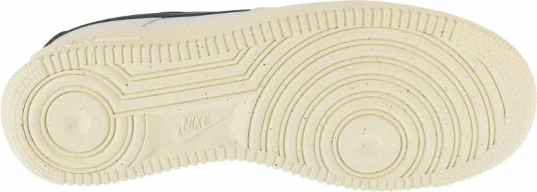 Atlete Nike për femra, të bardha