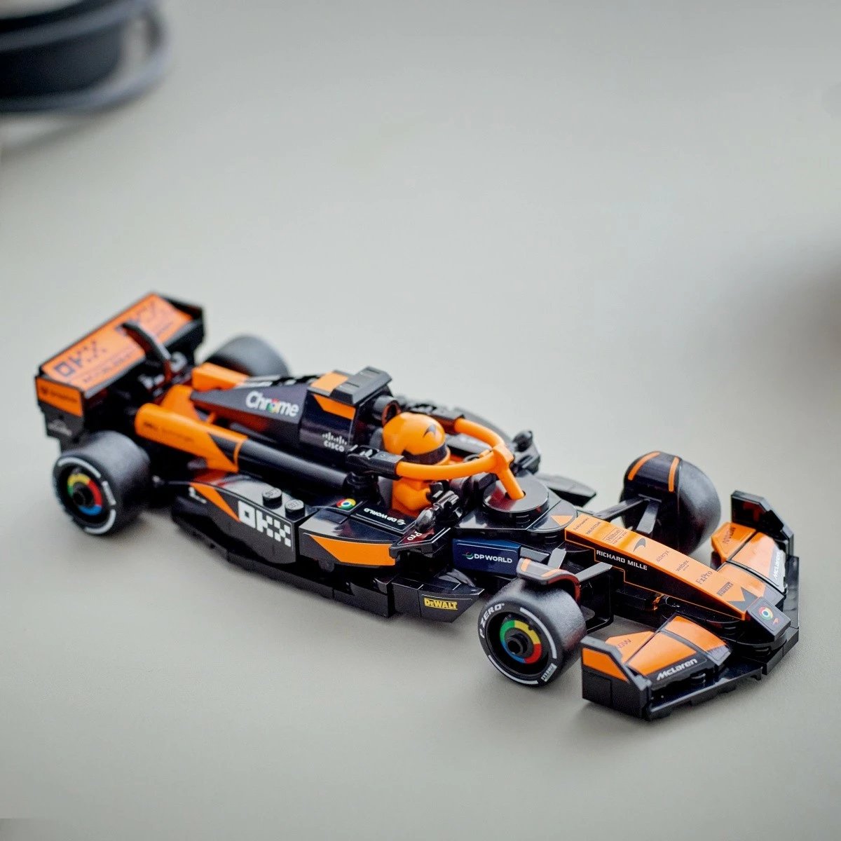 Set LEGO Speed Champions McLaren F1 Team MCL38, 269 pjesë, portokalli/zezë