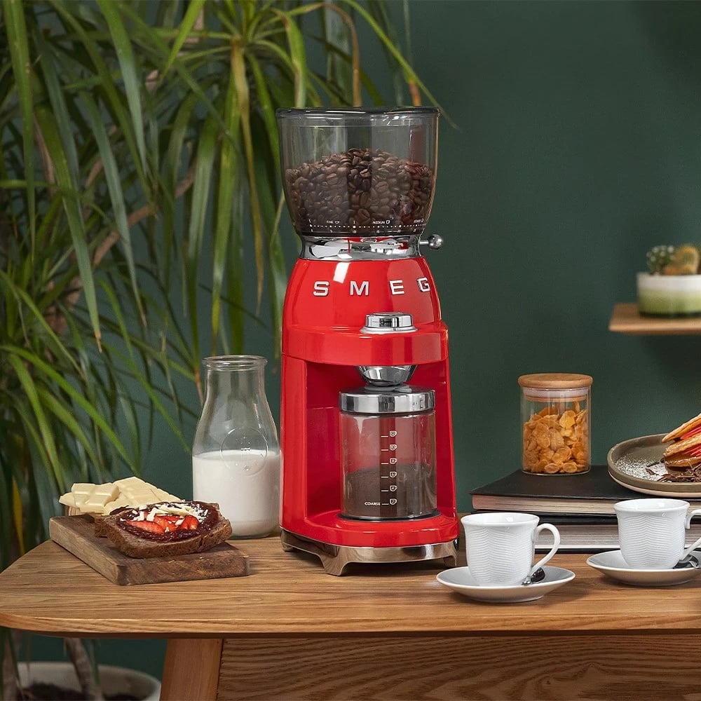 Mulli kafeje SMEG CGF11RDEU, Stil 50's, i kuq