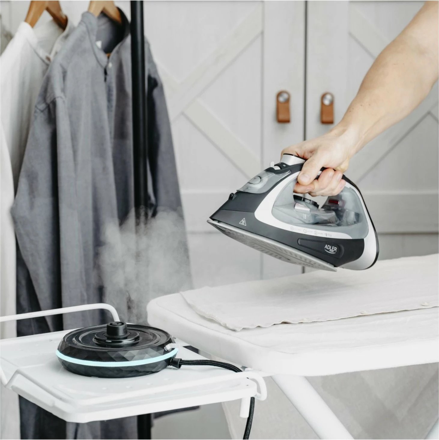 Hekur Adler AD 5043, 2800W, pa kabllo, zi-gri