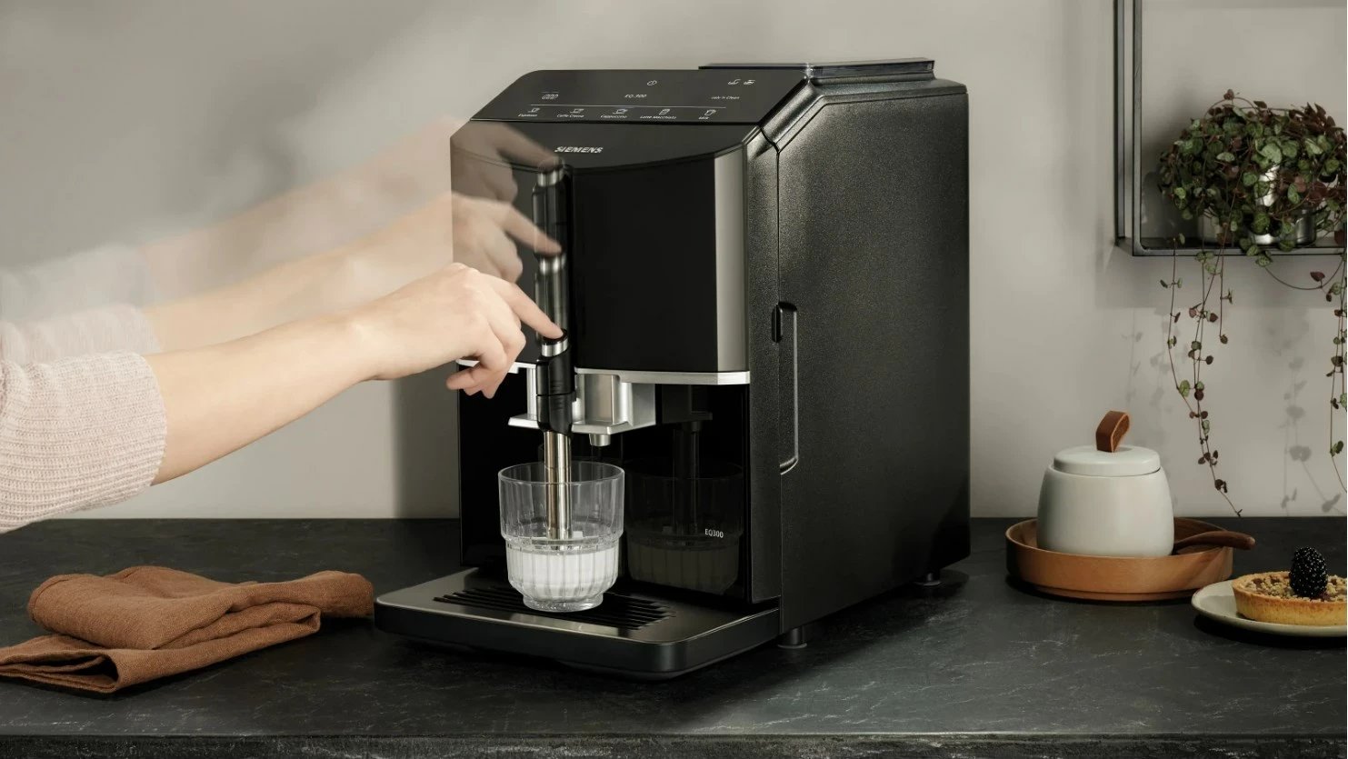 Aparat kafeje Siemens EQ.300 TF301E19, plotësisht automatik, 1.4 L, i zi