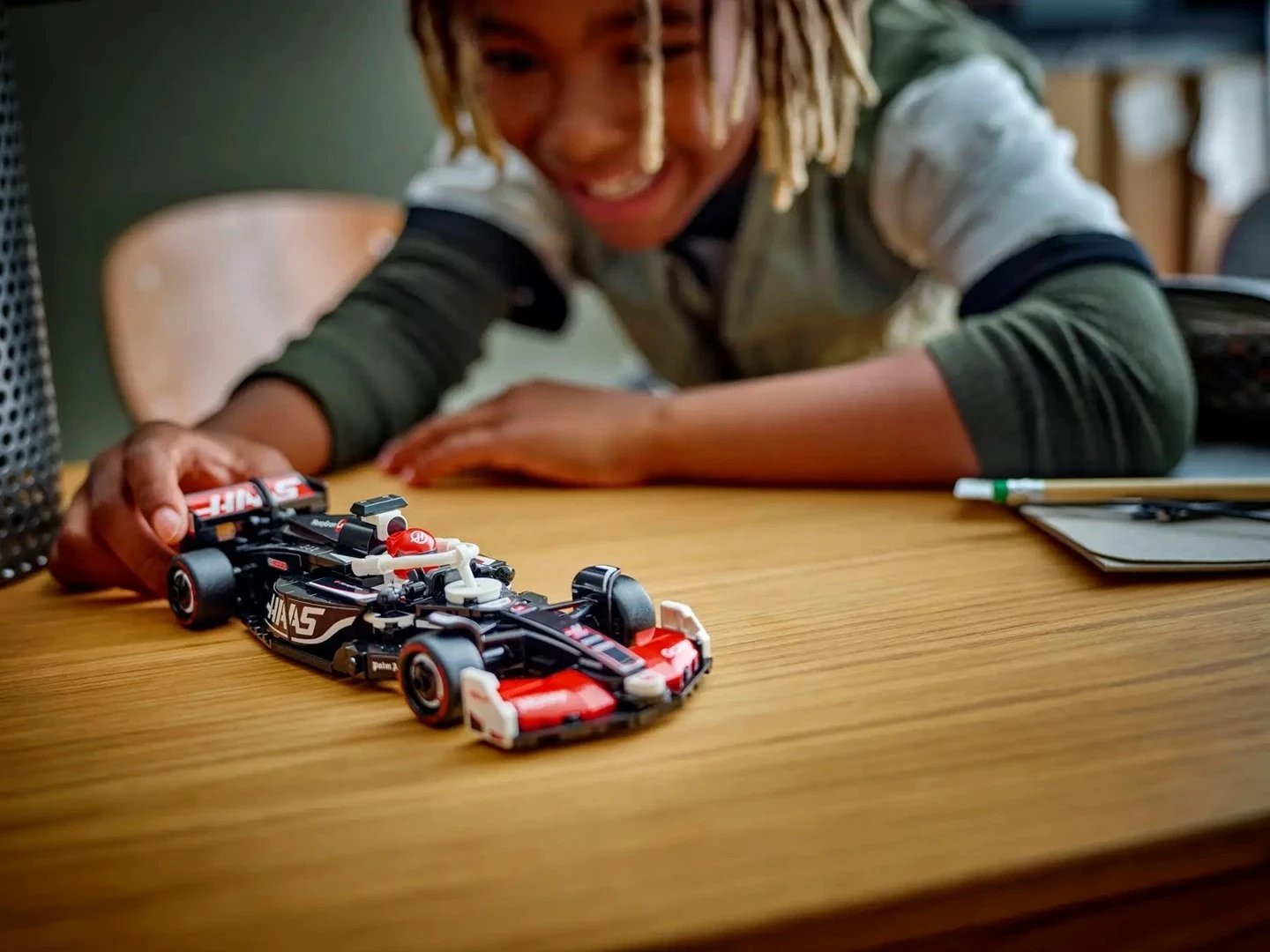 Set LEGO Speed Champions MoneyGram Haas F1 Team VF-24, 77250, 242 pjesë, me minifigurë