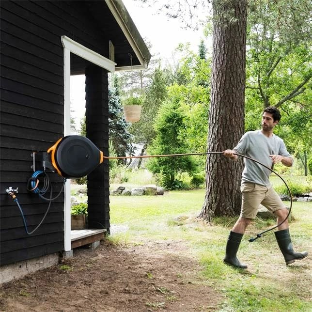 Mbajtës zorrash Fiskars 1027095, Fibër, Metal, Zi