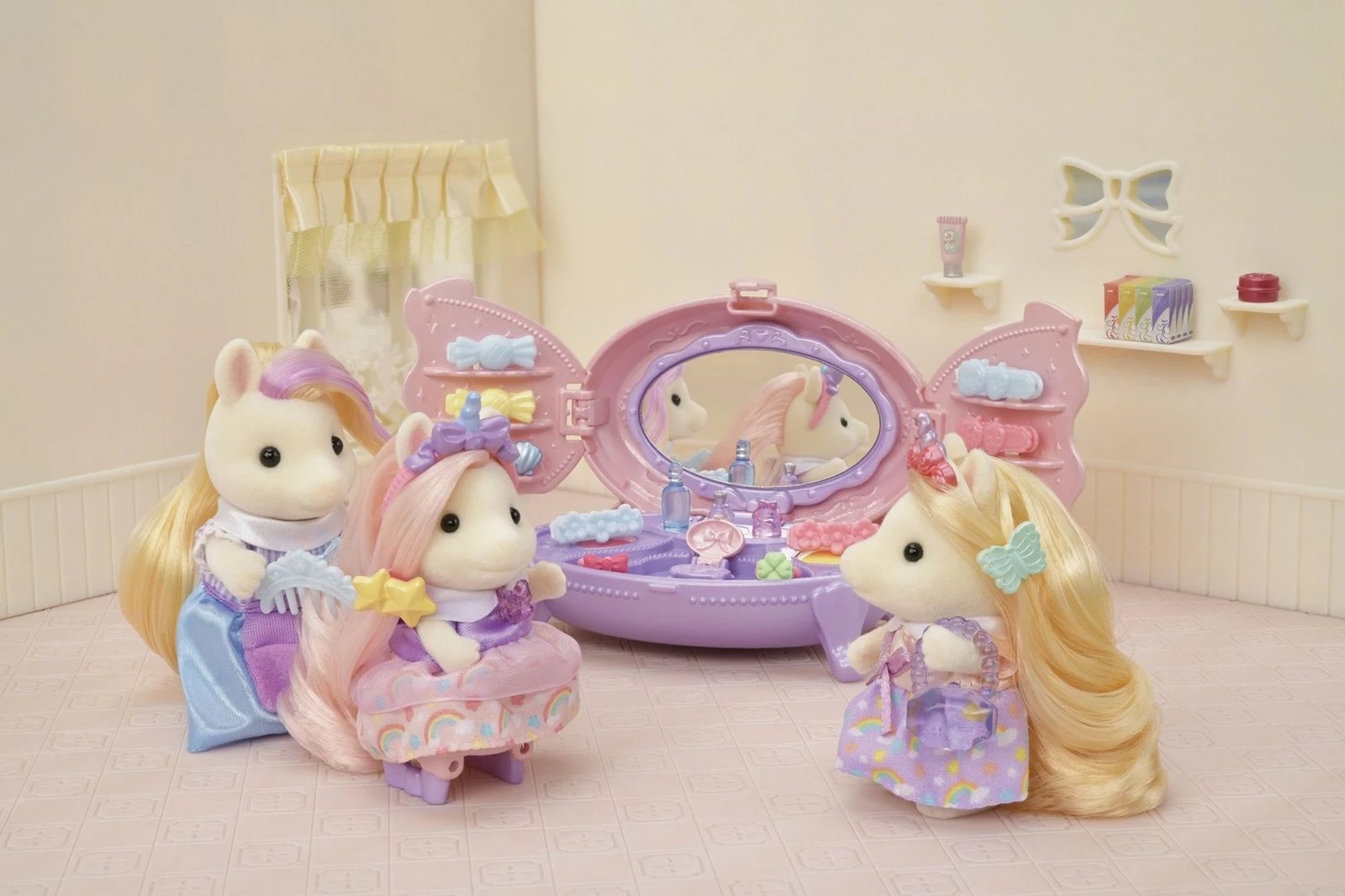 Set lodrash Sylvanian Families Pony's Vanity Dresser, shumëngjyrësh Set lodrash Sylvanian Families Pony's Vanity Dresser, shumëngjyrësh