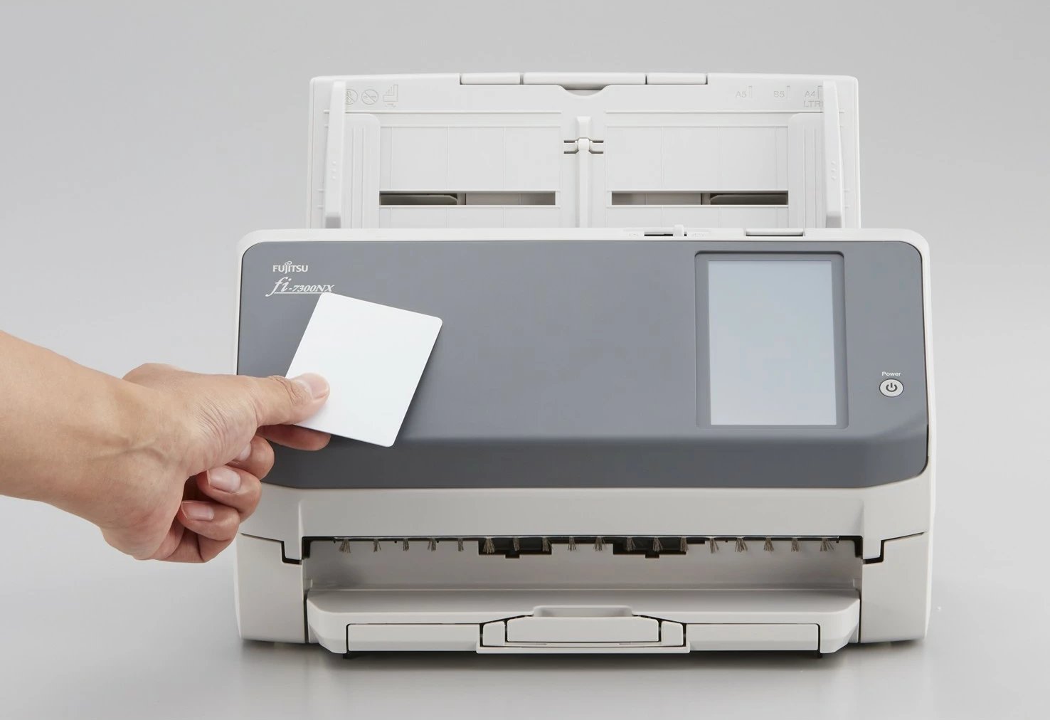 Skaner dokumentesh Ricoh FI-7300NX, ADF 80 fletë, Wi-Fi, Ethernet, USB, ekran me prekje, bardhë/zi
