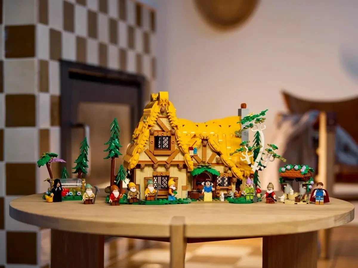Set LEGO Disney 43242, Shtëpia e Borëbardhës dhe Shtatë Xhuxhëve