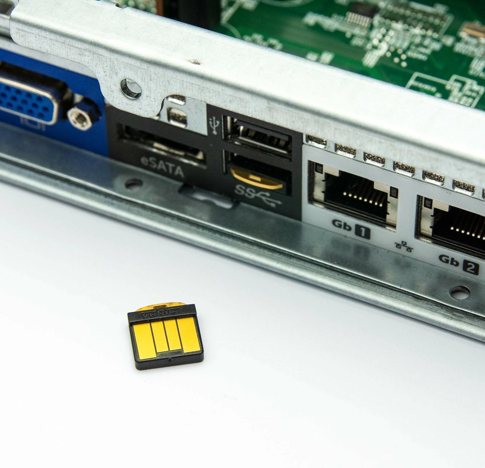 Pajisje sigurie Yubico YubiHSM v2.3.x USB, e zezë/artë