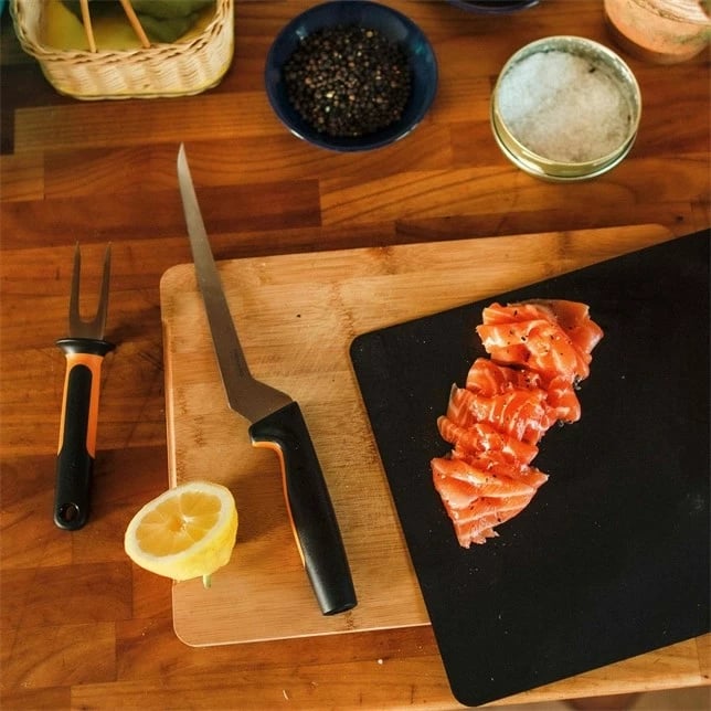 Thikë filetuese Fiskars 1057540, çelik inox, 345 mm, e zezë