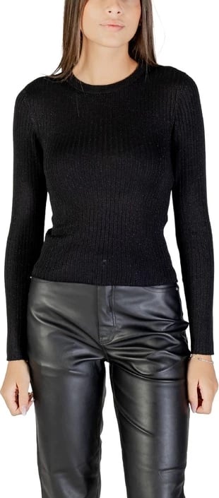 Xhemper Jacqueline De Yong femra, e zezë