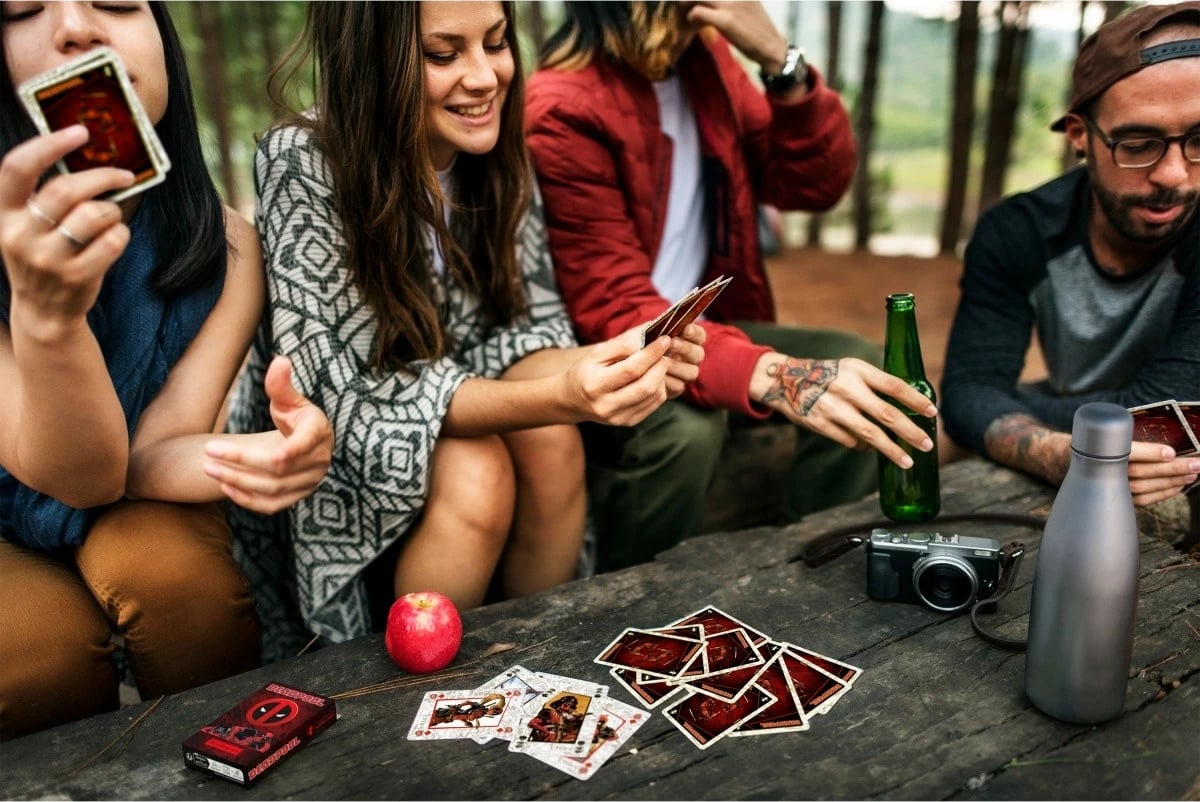 Letra loje Waddingtons Deadpool, 52+2, tematikë Marvel, kuqe