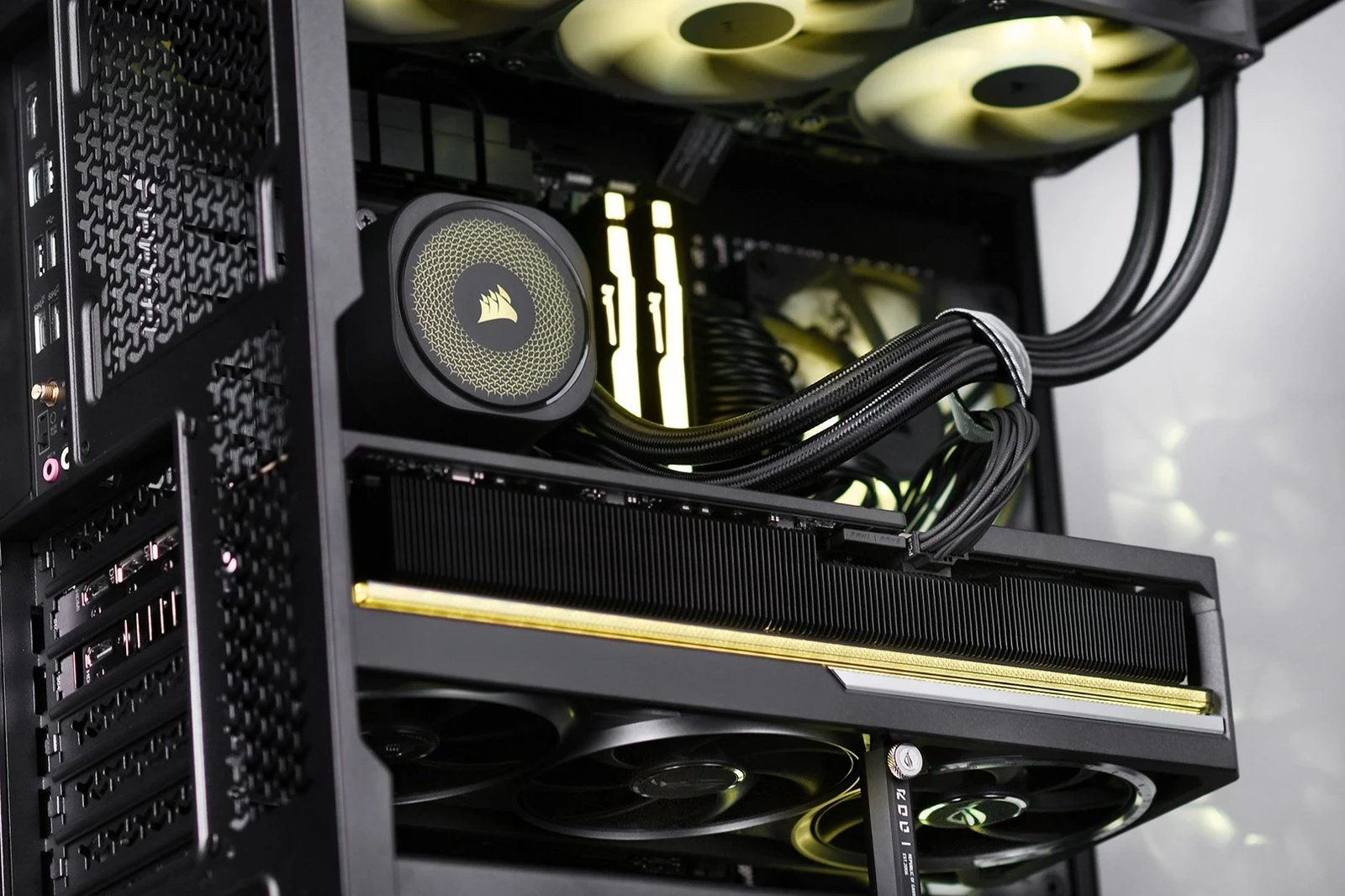 Kompjuter Gaming, AMD Ryzen 7, 64GB RAM, 2TB SSD, NVIDIA GeForce RTX 5090