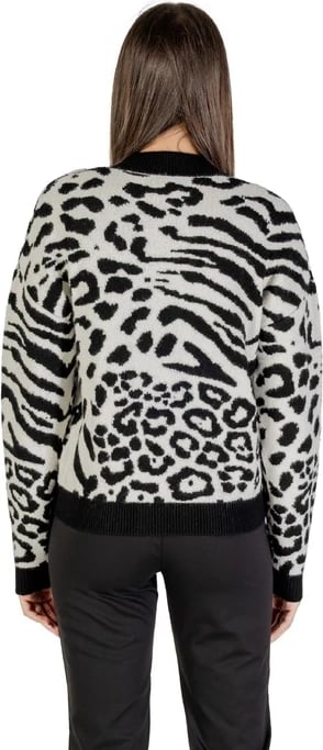 Xhemper femra Morgan De Toi, e bardhë