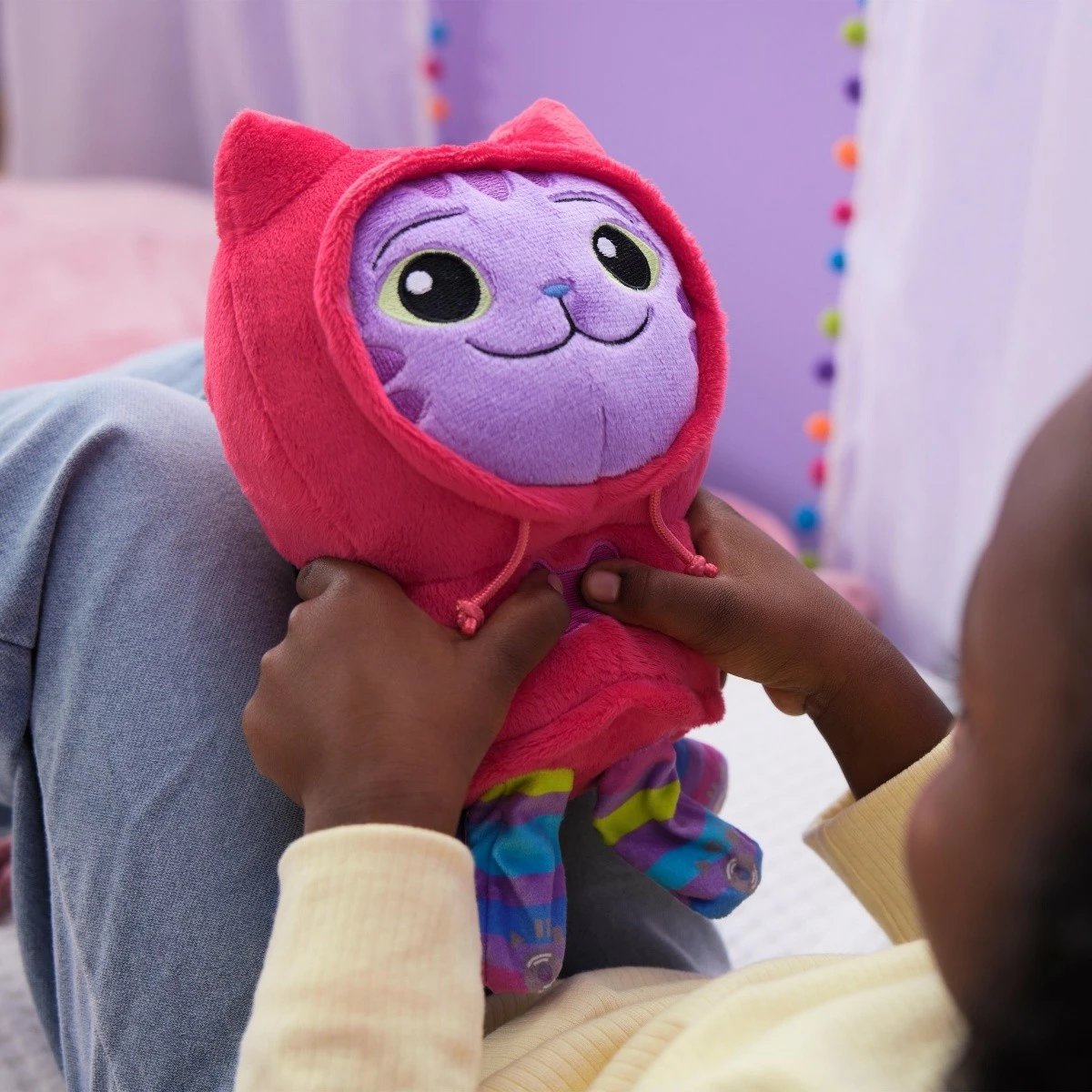 Lodër pelushi Gabby's Dollhouse Spin Master Daniel James DJ Catnip, 25 cm, shumëngjyrëshe