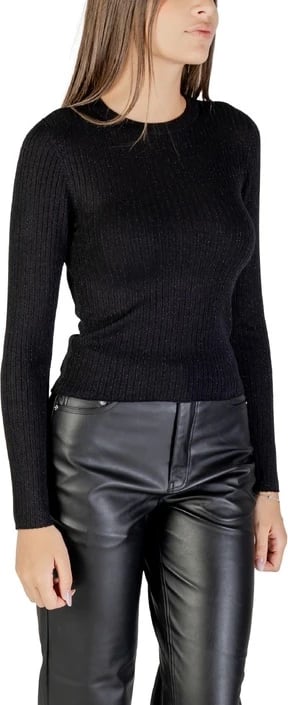 Xhemper Jacqueline De Yong femra, e zezë