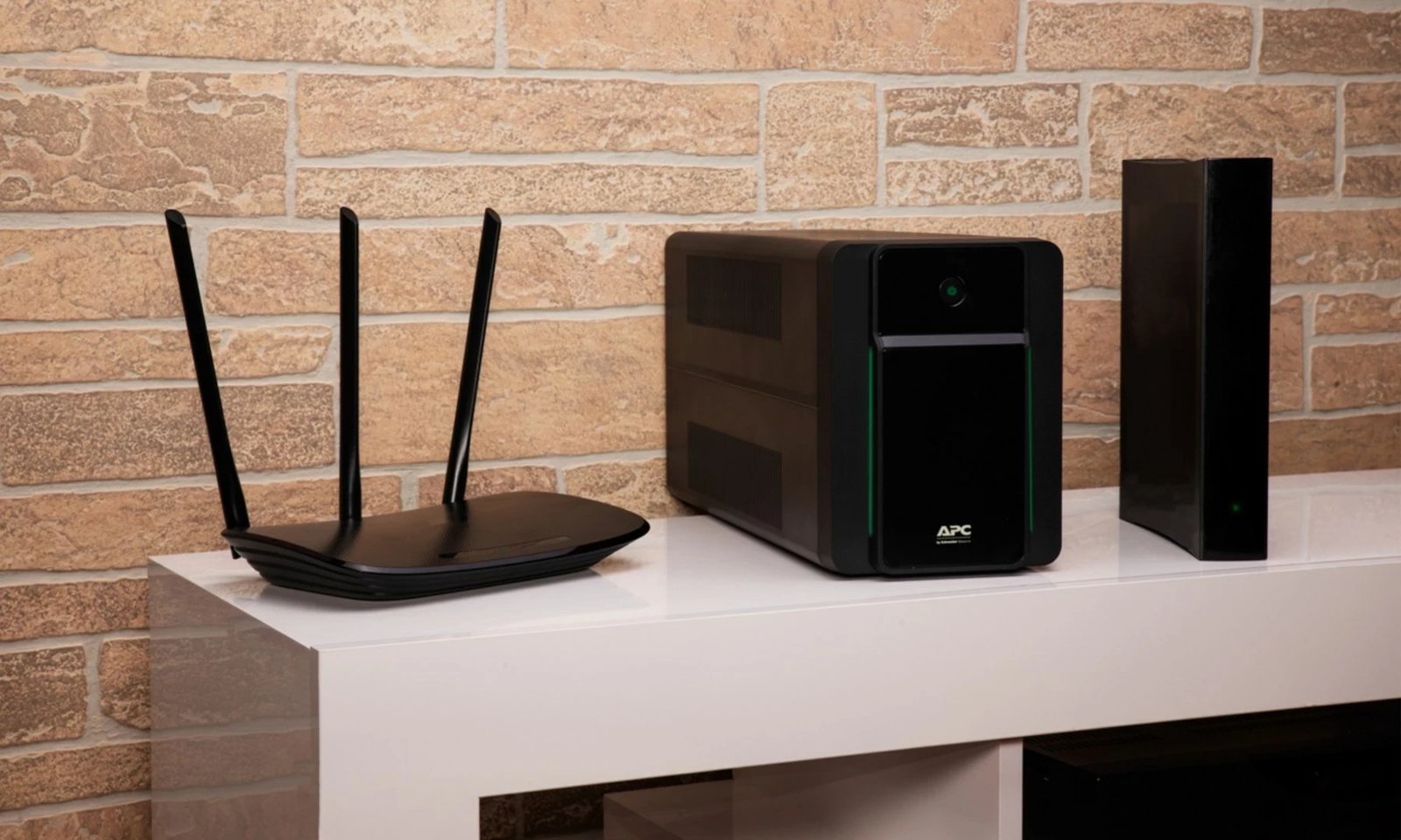 UPS APC BX1600MI, 900 W 