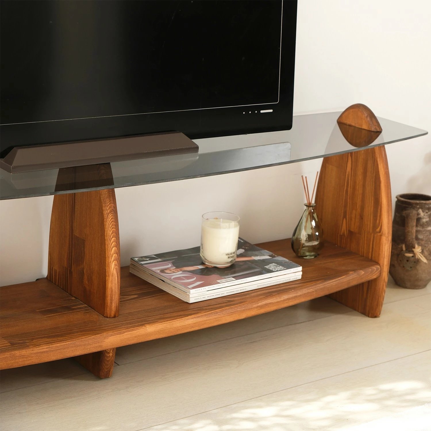 Komodë TV Skye Decor, ngjyrë gështenjë dhe fume