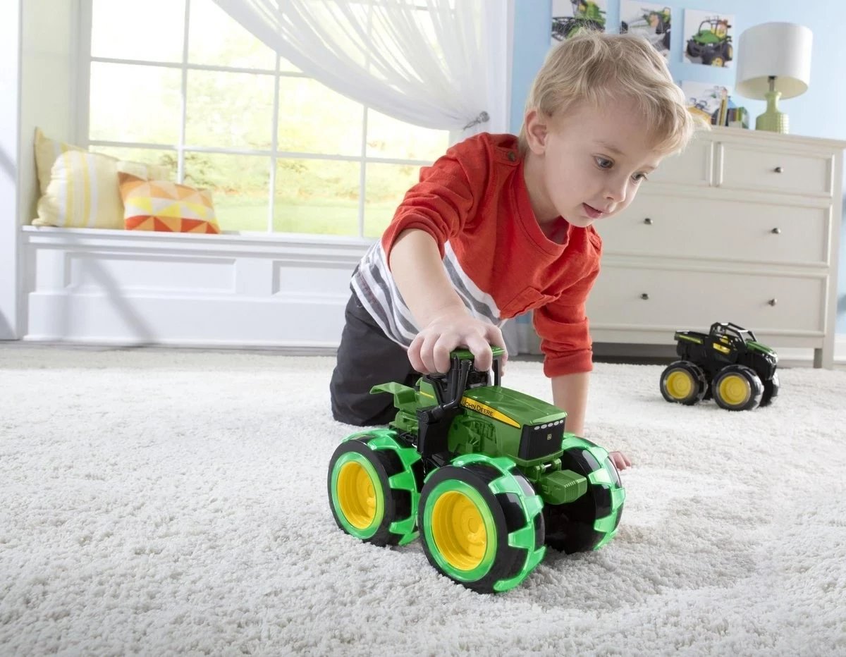 Traktor lodër TOMY John Deere Monster Lightning Wheels, me rrota ndriçuese, Jeshile