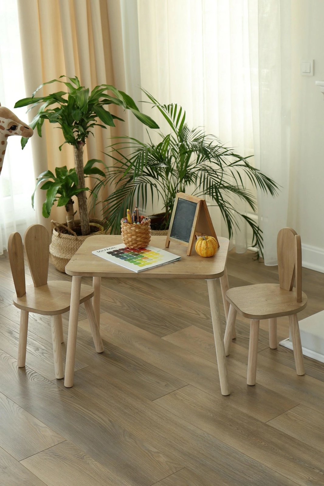 Set tavoline për fëmijë Hanah Home, dy karrige Bunny, ngjyrë kafe