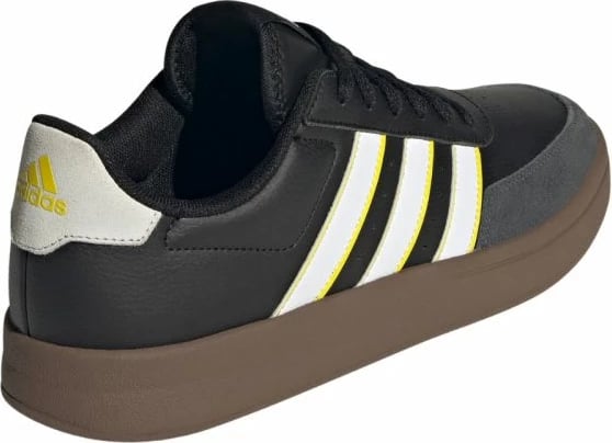 Atlete adidas, të bardha dhe të zeza
