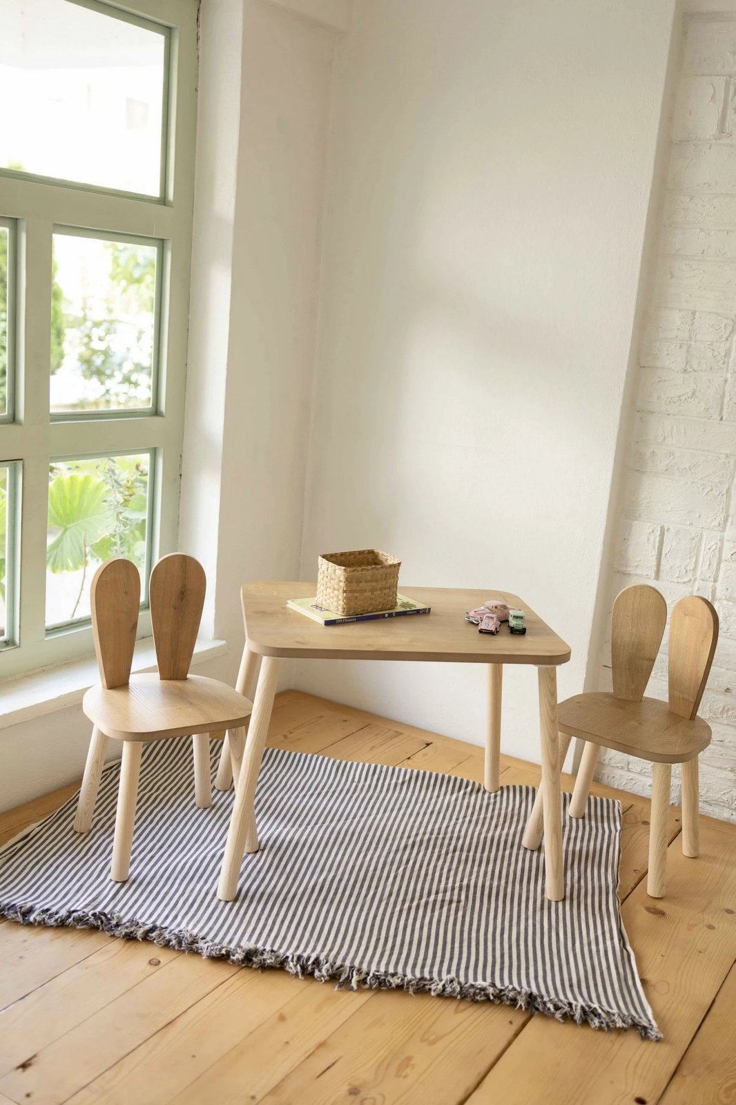 Set tavoline për fëmijë Hanah Home, dy karrige Bunny, ngjyrë kafe